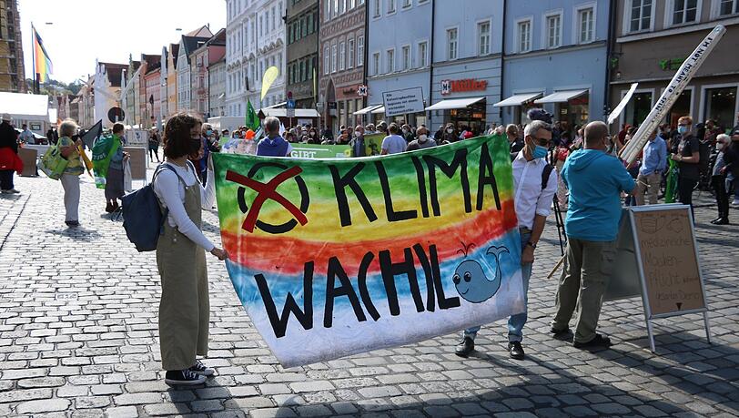 Die Demonstranten bringen am Freitag Transparente und Plakate mit.