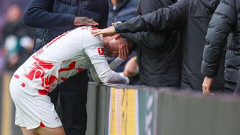 Mehrere Teammitglieder trösten Leipzigs Spieler Timo Werner nach der 0:3 Niederlage.