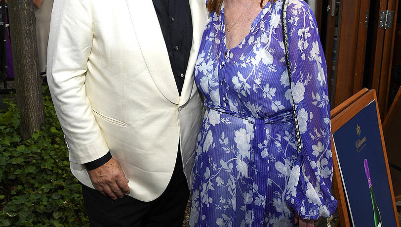 Johann und Silvia Lafer im Sommer 2025 bei der Eröffnung der Bayreuter Festspiele. Weihnachten ist bei dem Fernsehkoch ein Familienfest. Johann und Silvia Lafer im Sommer 2025 bei der Eröffnung der Bayreuter Festspiele. Weihnachten ist bei dem Fernsehkoch ein Familienfest.