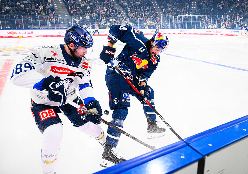 Trevor Carrick (r., hier gegen Ingolstadts Austen Keating) kommt beim EHC Red Bull München noch nicht richtig in Fahrt. Trevor Carrick (r., hier gegen Ingolstadts Austen Keating) kommt beim EHC Red Bull München noch nicht richtig in Fahrt.