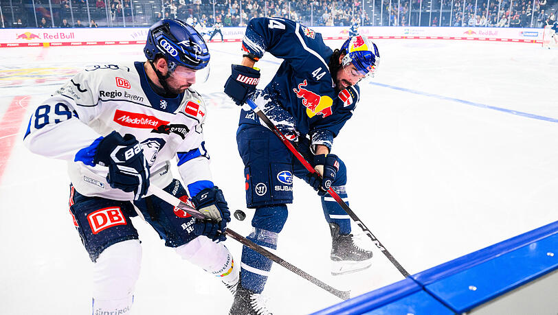 Trevor Carrick (r., hier gegen Ingolstadts Austen Keating) kommt beim EHC Red Bull München noch nicht richtig in Fahrt. Trevor Carrick (r., hier gegen Ingolstadts Austen Keating) kommt beim EHC Red Bull München noch nicht richtig in Fahrt.
