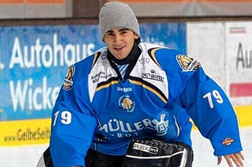 &bdquo;Ein guter Junge!&ldquo;: Ömer Cetin (M.) ist der erste Junior in der Geschichte des EHC München, der es in den Profikader geschafft hat.