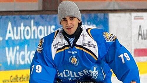 „Ein guter Junge!“: Ömer Cetin (M.) ist der erste Junior in der Geschichte des EHC München, der es in den Profikader geschafft hat. „Ein guter Junge!“: Ömer Cetin (M.) ist der erste Junior in der Geschichte des EHC München, der es in den Profikader geschafft hat.