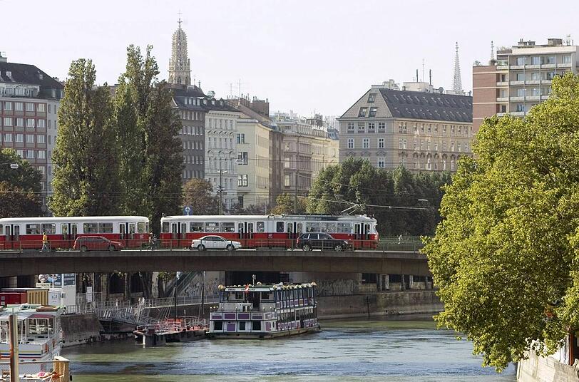 Wien 2008: Nach dieser Belohnungsreise fielen zwei Bewirtungsbelege besonders auf. Zitat aus dem Revisionsbericht: "(...) Bewirtungsbeleg über Getränke der "Cafe Fantasie Bar" in der Höhe von 151,50 Euro mit drei Positionen: (...) und 1 "unlesbar" 70 Euro)." Um was es sich bei dem "unlesbar" gehandelt haben könnte, ergab wohl die Internetrecherche des Versicherers: Die Gaststätte war ein Bordell.