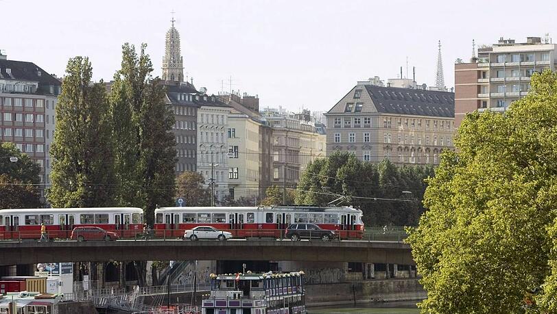 Wien 2008: Nach dieser Belohnungsreise fielen zwei Bewirtungsbelege besonders auf. Zitat aus dem Revisionsbericht: "(...) Bewirtungsbeleg über Getränke der "Cafe Fantasie Bar" in der Höhe von 151,50 Euro mit drei Positionen: (...) und 1 "unlesbar" 70 Euro)." Um was es sich bei dem "unlesbar" gehandelt haben könnte, ergab wohl die Internetrecherche des Versicherers: Die Gaststätte war ein Bordell. Wien 2008: Nach dieser Belohnungsreise fielen zwei Bewirtungsbelege besonders auf. Zitat aus dem Revisionsbericht: "(...) Bewirtungsbeleg über Getränke der "Cafe Fantasie Bar" in der Höhe von 151,50 Euro mit drei Positionen: (...) und 1 "unlesbar" 70 Euro)." Um was es sich bei dem "unlesbar" gehandelt haben könnte, ergab wohl die Internetrecherche des Versicherers: Die Gaststätte war ein Bordell.