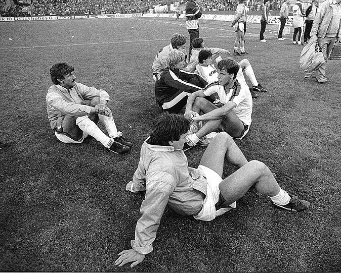 Lothar Matthäus (vorne) war der erste spektakuläre Wechsel mit dem die Bayern einen direkten Konkurrenten schwächten. 1984 wechselte er von Borussia Mönchengladbach an die Isar, auf dem Foto sieht man ihn mit Gladbacher Kollegen nach seinem letzten Spiel für die Borussia, unglücklicherweise das verlorene DFB-Pokalfinale, in dem Matthäus im Elfmeterschießen verschoss, wodurch die Bayern den Cup holten.