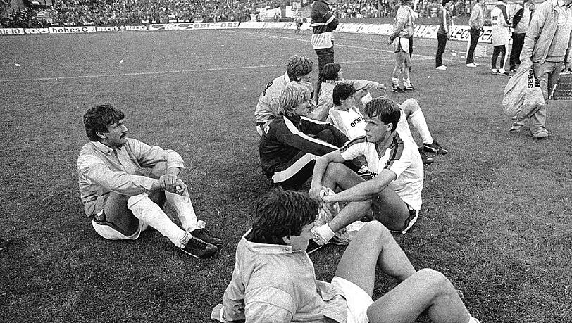Lothar Matthäus (vorne) war der erste spektakuläre Wechsel mit dem die Bayern einen direkten Konkurrenten schwächten. 1984 wechselte er von Borussia Mönchengladbach an die Isar, auf dem Foto sieht man ihn mit Gladbacher Kollegen nach seinem letzten Spiel für die Borussia, unglücklicherweise das verlorene DFB-Pokalfinale, in dem Matthäus im Elfmeterschießen verschoss, wodurch die Bayern den Cup holten. Lothar Matthäus (vorne) war der erste spektakuläre Wechsel mit dem die Bayern einen direkten Konkurrenten schwächten. 1984 wechselte er von Borussia Mönchengladbach an die Isar, auf dem Foto sieht man ihn mit Gladbacher Kollegen nach seinem letzten Spiel für die Borussia, unglücklicherweise das verlorene DFB-Pokalfinale, in dem Matthäus im Elfmeterschießen verschoss, wodurch die Bayern den Cup holten.