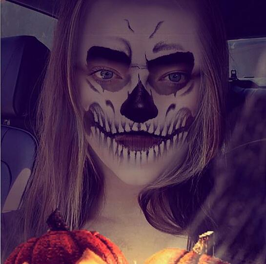 So hübsch kann ein Totenschädel sein: Model Miranda Kerr postete dieses Halloween-Selfie auf Instagram.