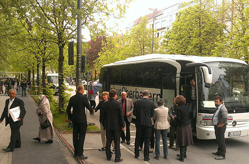 Sie wollen Gerechtigkeit:  Ein Bus mit den Angehörigen der Opfer kommt vor dem Justizgebäude an.
