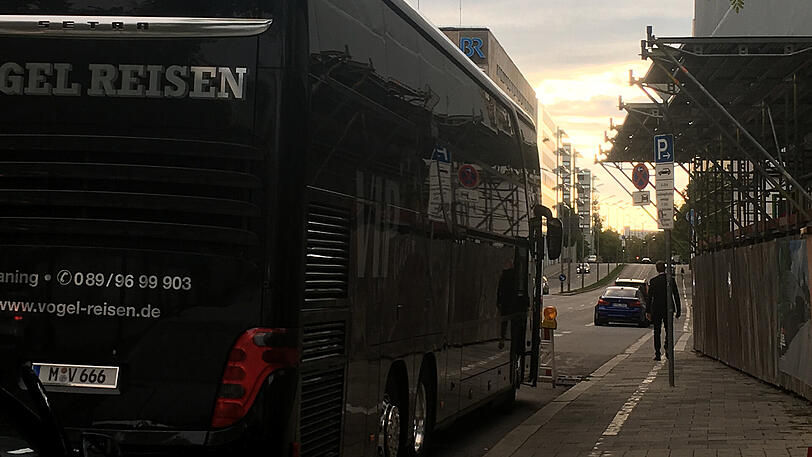 Hier blockiert ein Reisebus diverse Autoparkplätze an der Marsstraße.