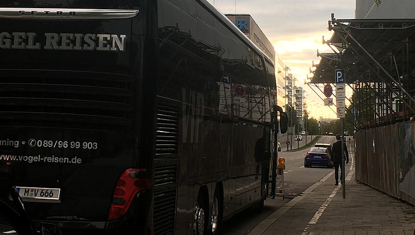 Hier blockiert ein Reisebus diverse Autoparkplätze an der Marsstraße. Hier blockiert ein Reisebus diverse Autoparkplätze an der Marsstraße.