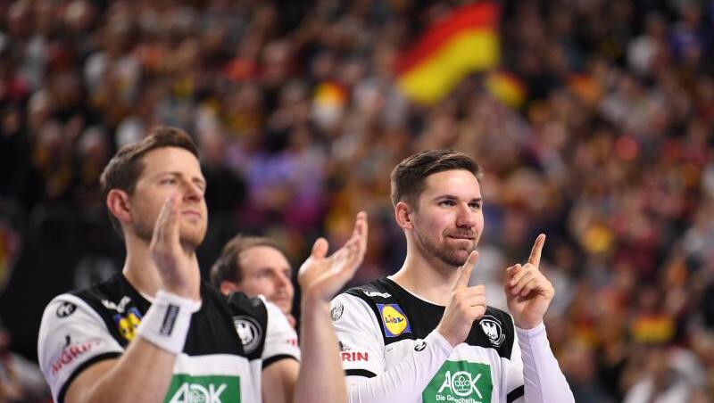 19.250 Zuschauern in Köln feierten die Mannschaft nach dem Schlusspfiff. 19.250 Zuschauern in Köln feierten die Mannschaft nach dem Schlusspfiff.