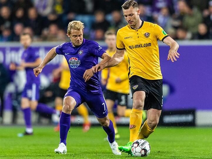 Jan Hochscheidt (l) im Zweikampf mit dem Dresdner Florian Ballas.