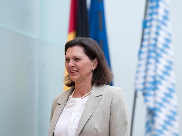 Ilse Aigner (CSU), Präsidentin des Bayerischen Landtags, kommt zu einer Plenarsitzung. Foto: Sven Hoppe/Archivbild