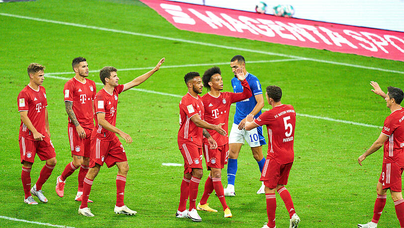 Die Bayern gewinnen das Saison-Eröffnungsspiel gegen Schalke 04 mit 8:0. Die Bayern gewinnen das Saison-Eröffnungsspiel gegen Schalke 04 mit 8:0.