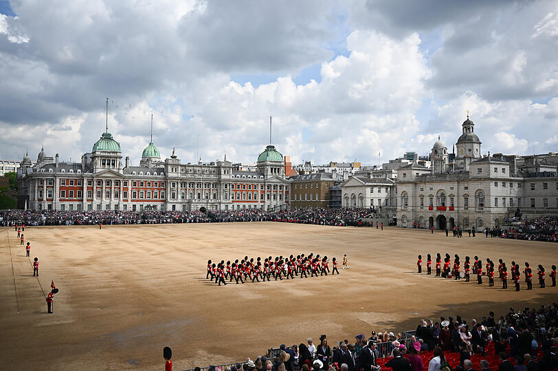 Die Garde der Königin marschiert auf dem Paradeplatz "Horse Guards Parade".