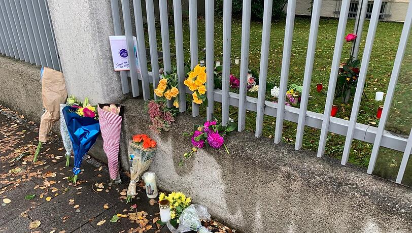 Blumen vor dem Konsulat in Bogenhausen. Blumen vor dem Konsulat in Bogenhausen.