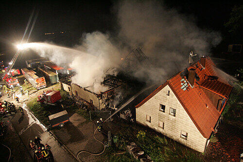 Hier war Brandstiftung im Spiel: Beim Brand der Haselmühle bei Aurach im Landkreis Ansbach entstand in der Nacht zum Dienstag ein Sachschaden von etwa 750.000 Euro.