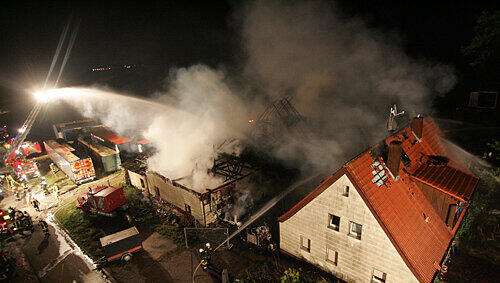 Hier war Brandstiftung im Spiel: Beim Brand der Haselmühle bei Aurach im Landkreis Ansbach entstand in der Nacht zum Dienstag ein Sachschaden von etwa 750.000 Euro. Hier war Brandstiftung im Spiel: Beim Brand der Haselmühle bei Aurach im Landkreis Ansbach entstand in der Nacht zum Dienstag ein Sachschaden von etwa 750.000 Euro.