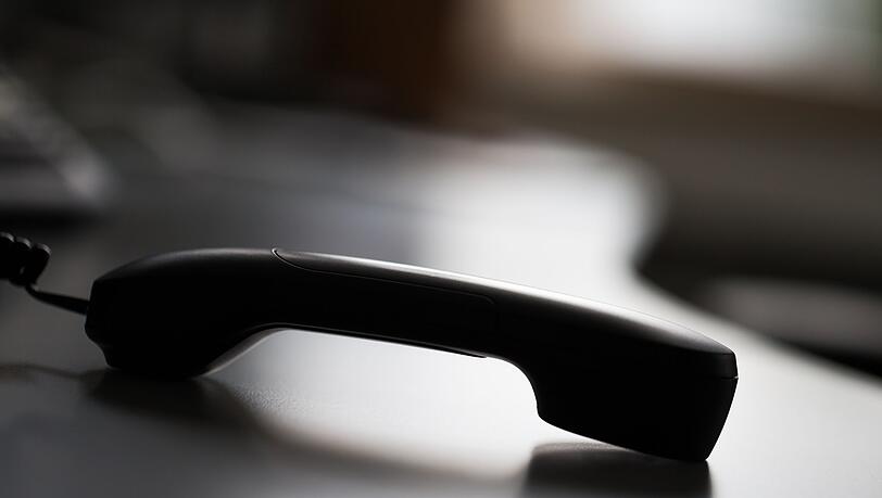 Telefonbetrüger sollen bei einem pensionierten Polizisten und dessen Ehefrau angerufen und sich als Polizeibeamte ausgegeben haben. (Symbolbild)