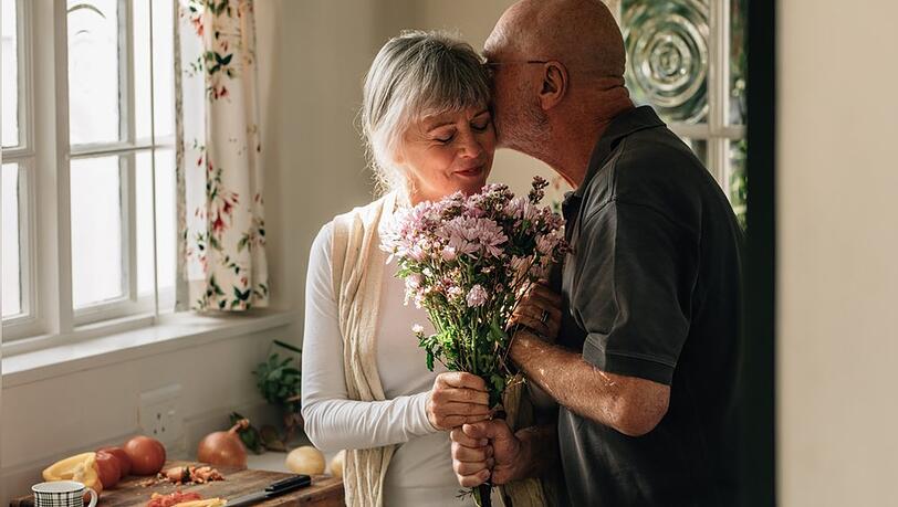 Kleine Gesten im Alltag können zu mehr Nähe in der Partnerschaft beitragen. Kleine Gesten im Alltag können zu mehr Nähe in der Partnerschaft beitragen.