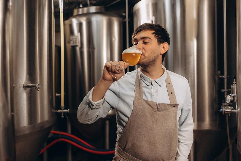 Ein zentrales Unterscheidungskriterium beim Bier ist die Hefeart. Obergärige Hefe bevorzugt wärmere Temperaturen und erzeugt oft fruchtige Noten - typisch für Weizen oder Ale. Untergärige Hefe hingegen gärt bei Kälte und bringt klare, vollmundige Biere wie Helles oder Pils hervor. Zudem sind untergärige Sorten oft länger haltbar und geschmacklich ausgewogener. Ein zentrales Unterscheidungskriterium beim Bier ist die Hefeart. Obergärige Hefe bevorzugt wärmere Temperaturen und erzeugt oft fruchtige Noten - typisch für Weizen oder Ale. Untergärige Hefe hingegen gärt bei Kälte und bringt klare, vollmundige Biere wie Helles oder Pils hervor. Zudem sind untergärige Sorten oft länger haltbar und geschmacklich ausgewogener.