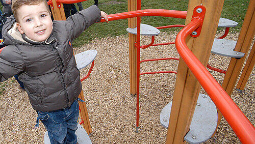Ein neuer Spielplatz in der Siegelsdorfer Straße in Nürnberg-Sündersbühl. Ein neuer Spielplatz in der Siegelsdorfer Straße in Nürnberg-Sündersbühl.