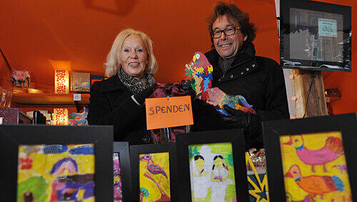 Sammeln gemeinsam Spenden: Hilfsprojekt-Vorsitzende Ulrike Schöneberg und Norbert Schürgers, Amt für Internationale Beziehungen, am Kalkudha-Stand. Sammeln gemeinsam Spenden: Hilfsprojekt-Vorsitzende Ulrike Schöneberg und Norbert Schürgers, Amt für Internationale Beziehungen, am Kalkudha-Stand.