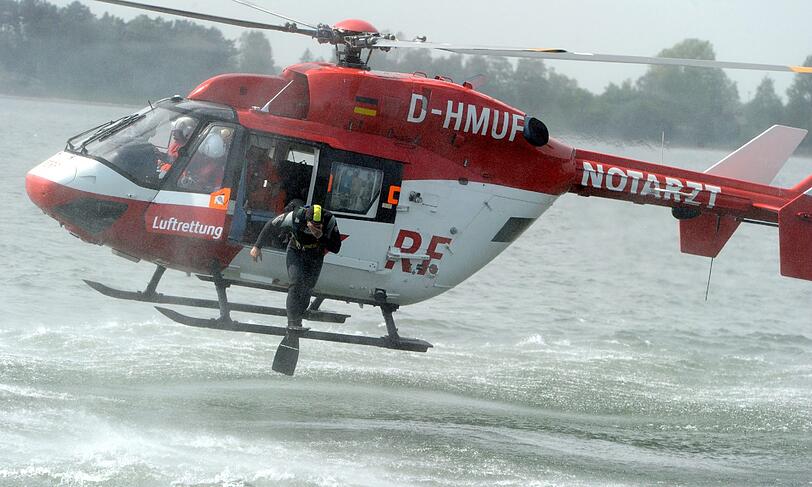 Hubschrauber-Einsatz über dem See (Symbolbild)