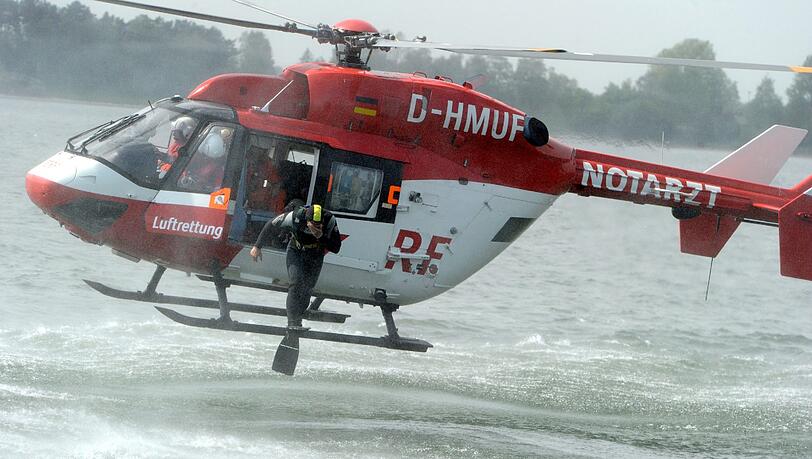 Hubschrauber-Einsatz über dem See (Symbolbild) Hubschrauber-Einsatz über dem See (Symbolbild)