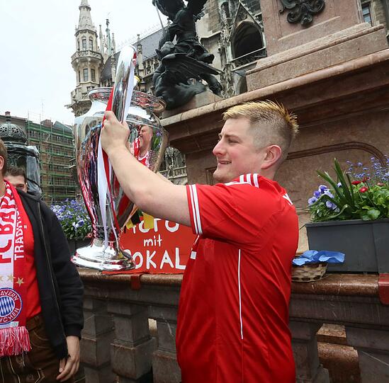 Die Bayernfans sind bereit für einen außergewöhnlichen Fußballabend. Bei brittischem Wetter und bayerischem Bier präsentieren sie die Fans lautstark am Marienplatz. Die besten Bilder.