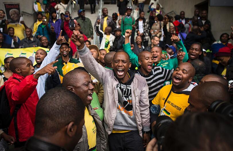 Südafrika verabschiedet sich von Nelson Mandela. Um 14 Uhr MEZ beginnt die gigantische Trauerfeier, die auf 90 Leinwände im Land übertragen wird. So langsam füllen sich die Plätze im Land. Hier die Bilder...