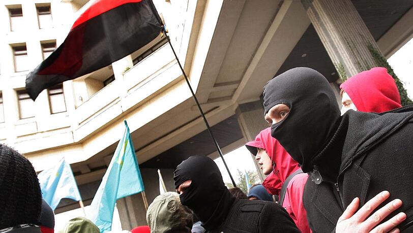 Maskierte pro-russische Aktivisten im Regierungsviertel in Simferopol. Bewaffnete Unbekannte sollen Regierungsgebäude gestürmt haben. Maskierte pro-russische Aktivisten im Regierungsviertel in Simferopol. Bewaffnete Unbekannte sollen Regierungsgebäude gestürmt haben.