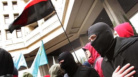 Maskierte pro-russische Aktivisten im Regierungsviertel in Simferopol. Bewaffnete Unbekannte sollen Regierungsgebäude gestürmt haben.