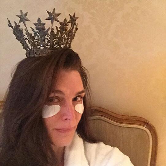 Beauty-Vorbereitungen: Brooke Shields mit Krone und Augenpads.