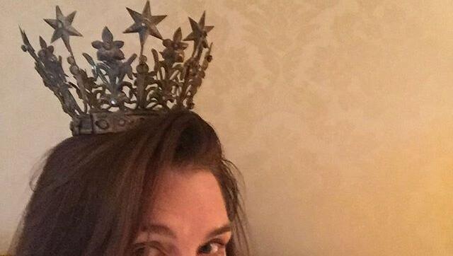Beauty-Vorbereitungen: Brooke Shields mit Krone und Augenpads.