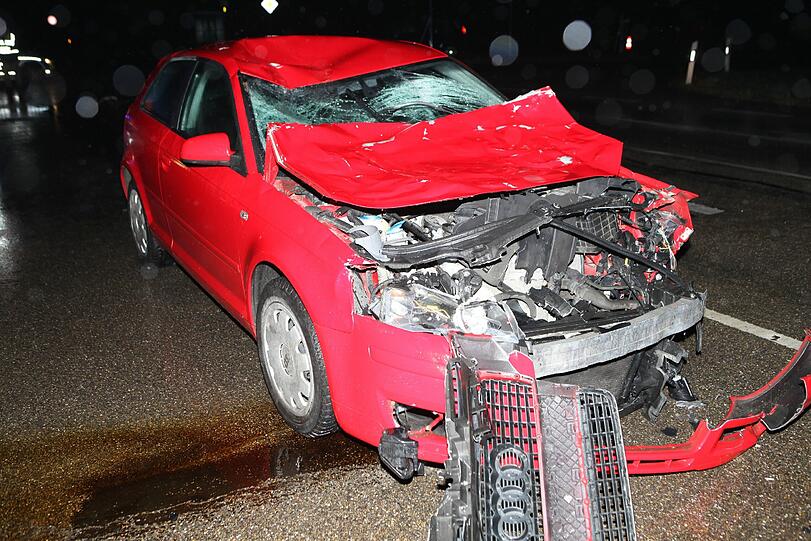 Die beiden Reiterinnen übersahen den Audi und wurden von ihm erfasst. Die Bilder von dem schrecklichen Unfall.