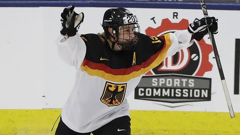 Kommen aus dem Jubeln nicht mehr heraus: Andrea Lanzl und ihre Kolleginnen vom deutschen Eishockey-Nationalteam.