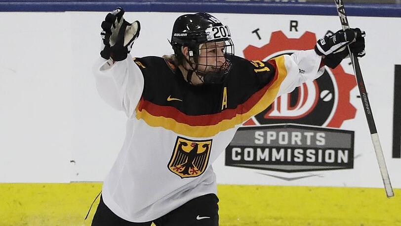 Kommen aus dem Jubeln nicht mehr heraus: Andrea Lanzl und ihre Kolleginnen vom deutschen Eishockey-Nationalteam. Kommen aus dem Jubeln nicht mehr heraus: Andrea Lanzl und ihre Kolleginnen vom deutschen Eishockey-Nationalteam.