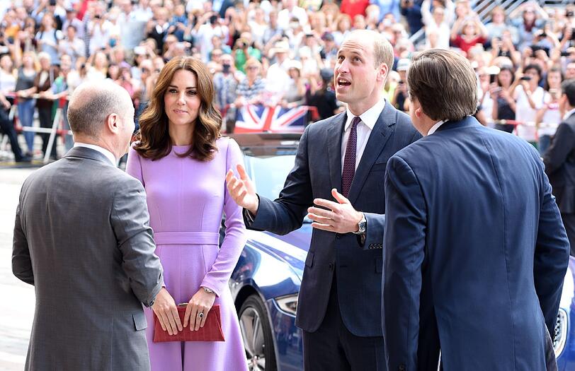 Prinz William und Herzogin Kate werden am Freitag in Hamburg vor dem Internationalen Maritimen Museum von Hamburgs Erster Bürgermeister Olaf Scholz (SPD) und Museumsdirektor Peter Tamm begrüßt.