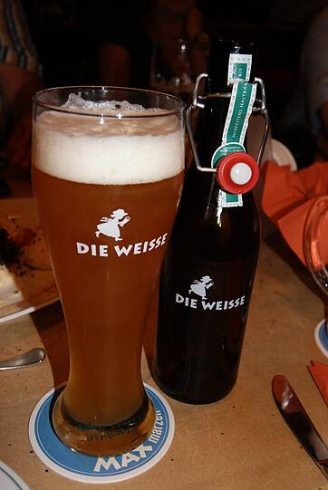 "Die Weisse" aus der Bügelflasche im gleichnamigen Bräuhaus ist Kult in Salzburg.