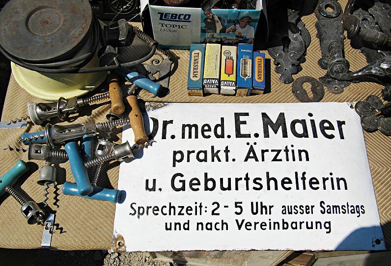 Dr. med. E. Maier muss es gut gehabt haben: Jeden Tag drei Stunden Sprechstunde und am Samstag frei.