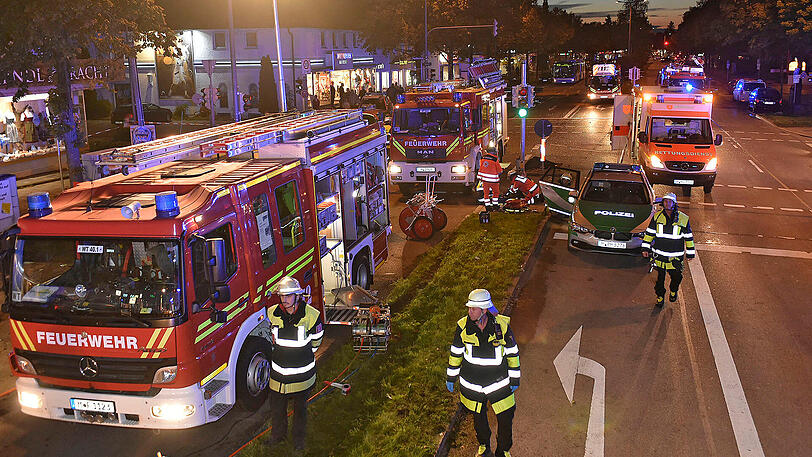 Ein Großaufgebot der Rettungskräfte ist vor Ort.