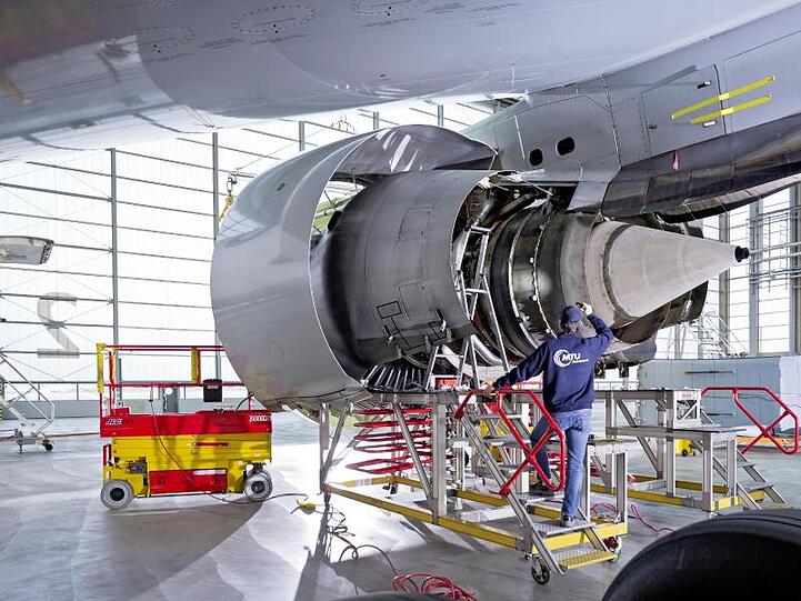 Ein Mitarbeiter arbeitet in einem Werk der MTU Aero Engines AG. Foto: -/MTU Aero Engines AG/dpa/Archivbild