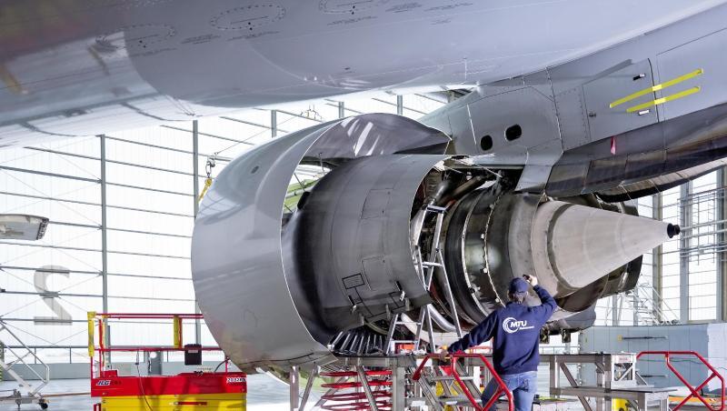 Ein Mitarbeiter arbeitet in einem Werk der MTU Aero Engines AG. Foto: -/MTU Aero Engines AG/dpa/Archivbild Ein Mitarbeiter arbeitet in einem Werk der MTU Aero Engines AG. Foto: -/MTU Aero Engines AG/dpa/Archivbild