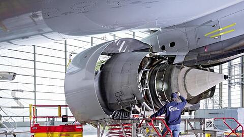Ein Mitarbeiter arbeitet in einem Werk der MTU Aero Engines AG. Foto: -/MTU Aero Engines AG/dpa/Archivbild