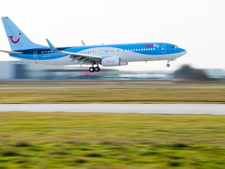 Eine fabrikneue Boeing 737-800 der Fluggesellschaft Tui fly. Foto: Julian Stratenschulte/dpa/Archivbild