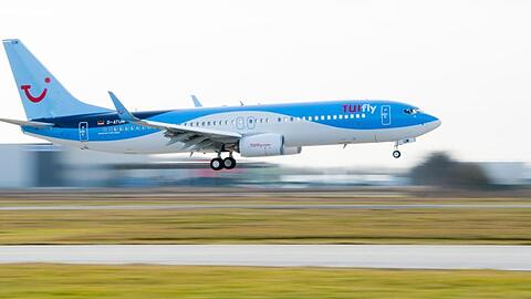 Eine fabrikneue Boeing 737-800 der Fluggesellschaft Tui fly. Foto: Julian Stratenschulte/dpa/Archivbild