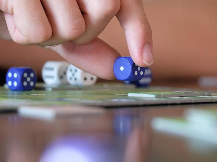 Gesellschaftsspiele werden immer beliebter. Foto: Sebastian Willnow/zb/dpa/Illustration