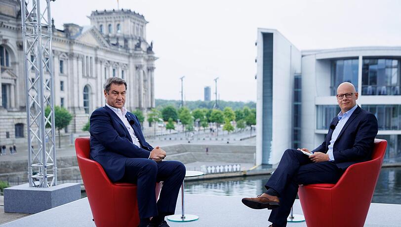 CSU-Chef Markus Söder (l) stand ARD-Journalist Matthias Deiß im Sommerinterview Rede und Antwort.